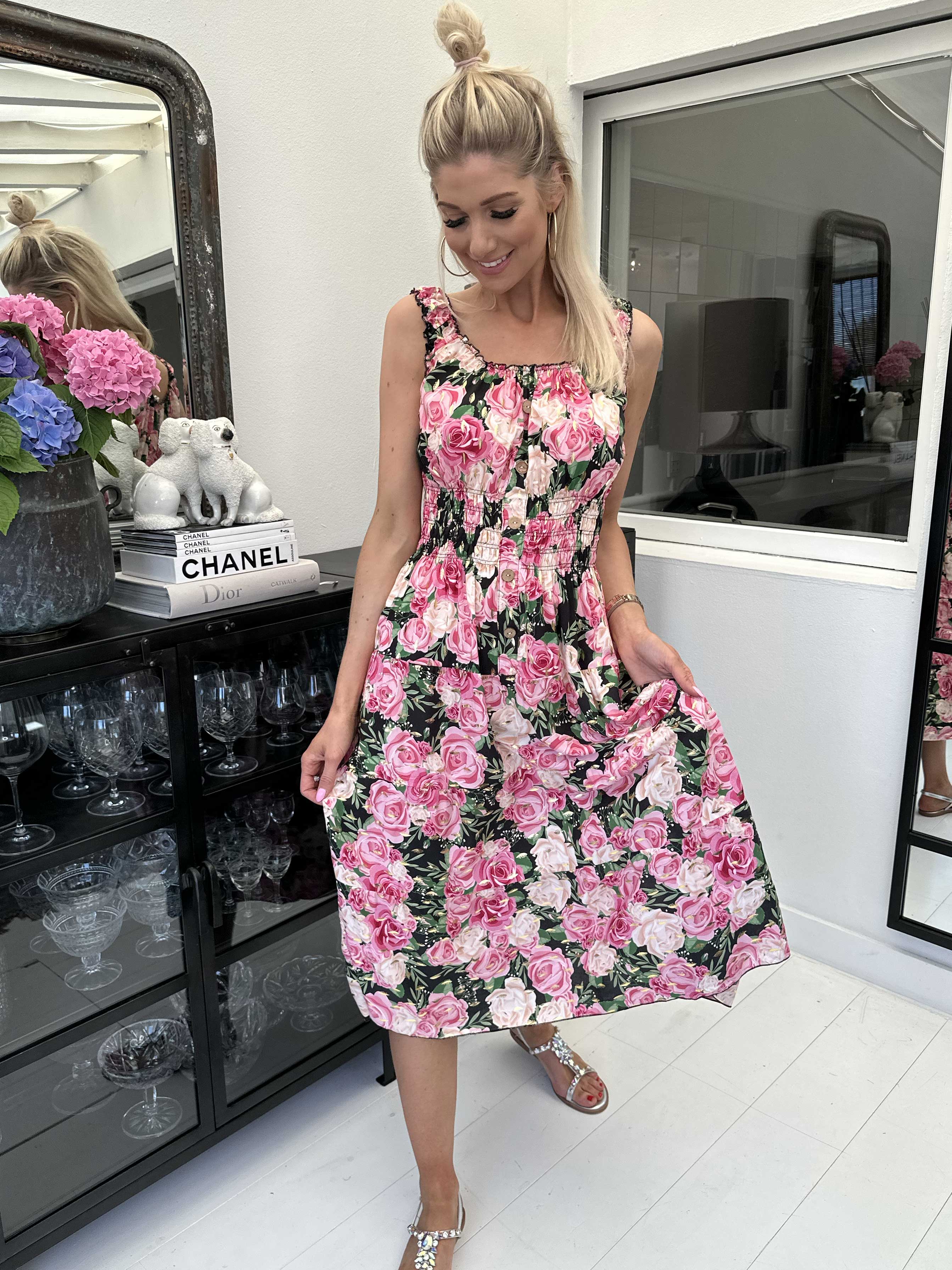 Alicia Rose Short - Sød stropkjole med sommerblomster